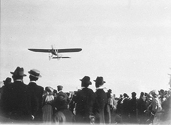 Photo: Maurice Guillaux flying over a crowd in NSW in 1914