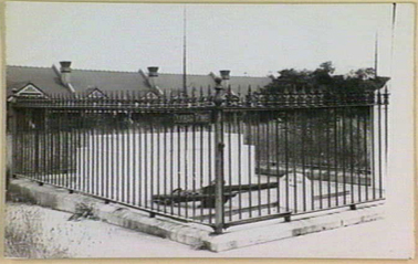 Grave of <em>Dunbar</em> victims at St Stephens Church, Newtown, c.1900, Mitchell Library, State Library of New South Wales