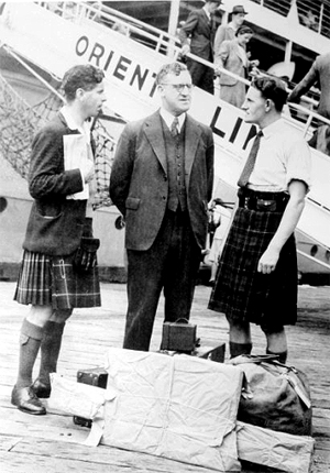 Minister for Immigration Arthur Caldwell meets Scottish migrants c1945. NLA
