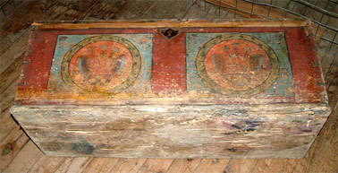 Side of chest with 'bauernmaleri' style of decoration, indicating the chest was used as an item of furniture. Image courtesy of the Jindera Museum