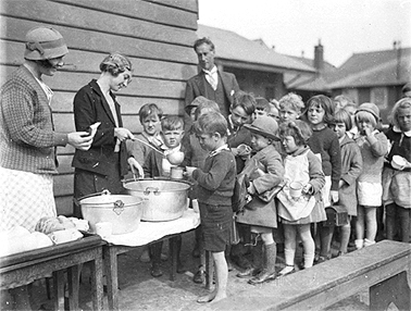 HChildren line up fro a free issue of soup and bread during the Depression c.1932 Courtesy State Library of NSW
