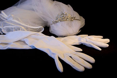 Satin gloves, tiara and veil