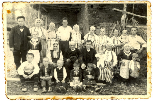 Photo: Spasija Aleksoskas extended family, taken in Trebenista