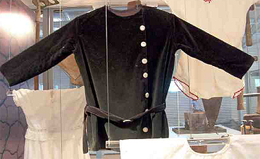 Black velvet boy's suit featured in 1920 photograph.