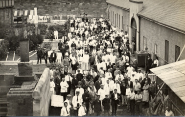 Berrima Camp internees gathering, c.1915. Paul Dubotzki Collection