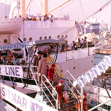 British migrants arrive in Sydney on the 'Fairsea' c.1963. Courtesy National Archives of Australia