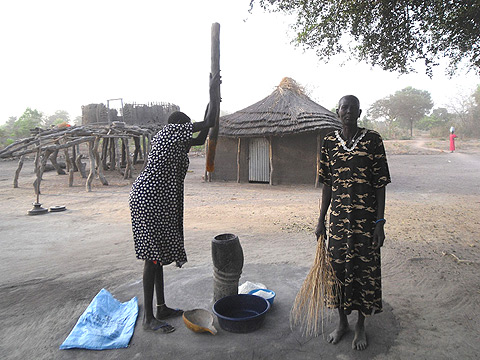 Grinding maize, southern Sudan. Courtesy: Africadinka, Flickr Creative Commons