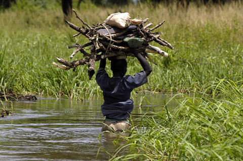 Travelling on foot in southern Sudan. Courtesy: United Nations, Flickr Creative Commons