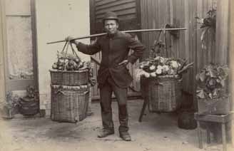 Chinese vegetable hawker, c.1895. Courtesy National Library of Australia.