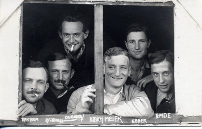 Paul Dubotzki (top left) and some fellow inmates look out of a  makeshift hut on Torrens Island, 1915. Paul Dubotzki collection