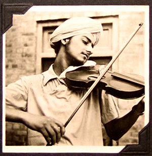 Sardool playing his violin, Tarn Taran, Punjab, India, c. late-1940s