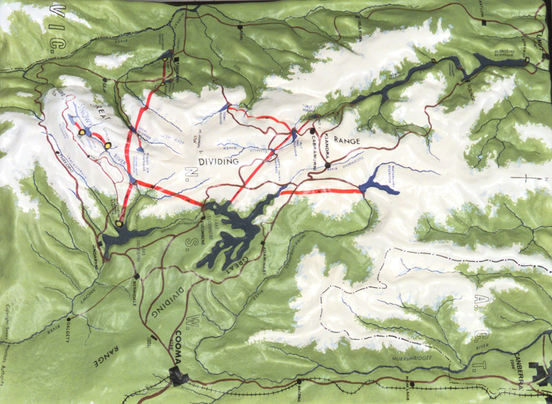 The red lines show the course of the tunnels linking the dams, lakes and the power stations of the two arms of the scheme.