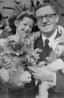 Arthur Calwell, Minister for Immigration, welcoming 100,000th migrant Isobel Savery, 1949. Image courtesy National Library of Australia
