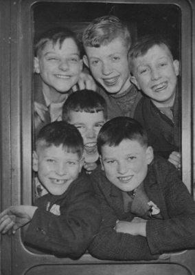 Boys on train to board ship. Image courtesy Woods Collection, Molong and District Historical Society